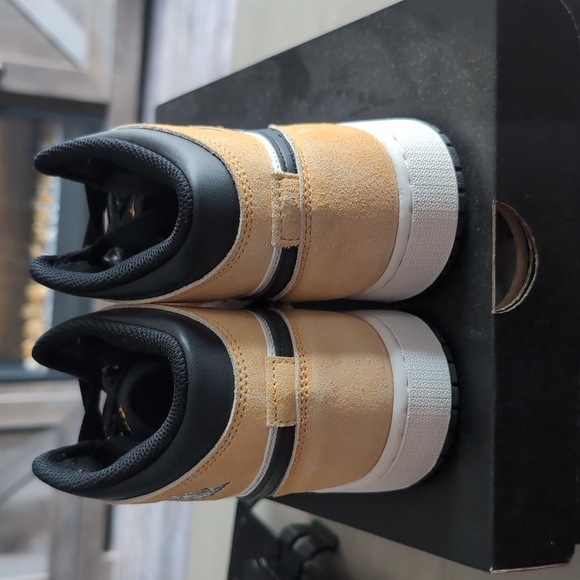 Air Jordan 1 Mid SE (GS) - Picture 4 of 7